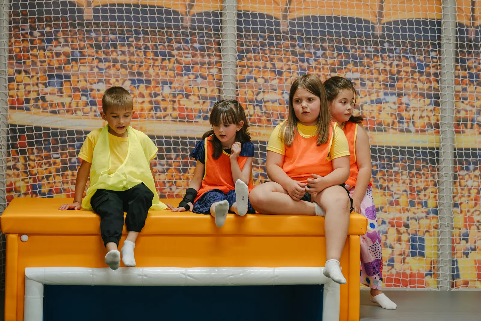 Copii bucurându-se împreună în arena de joacă