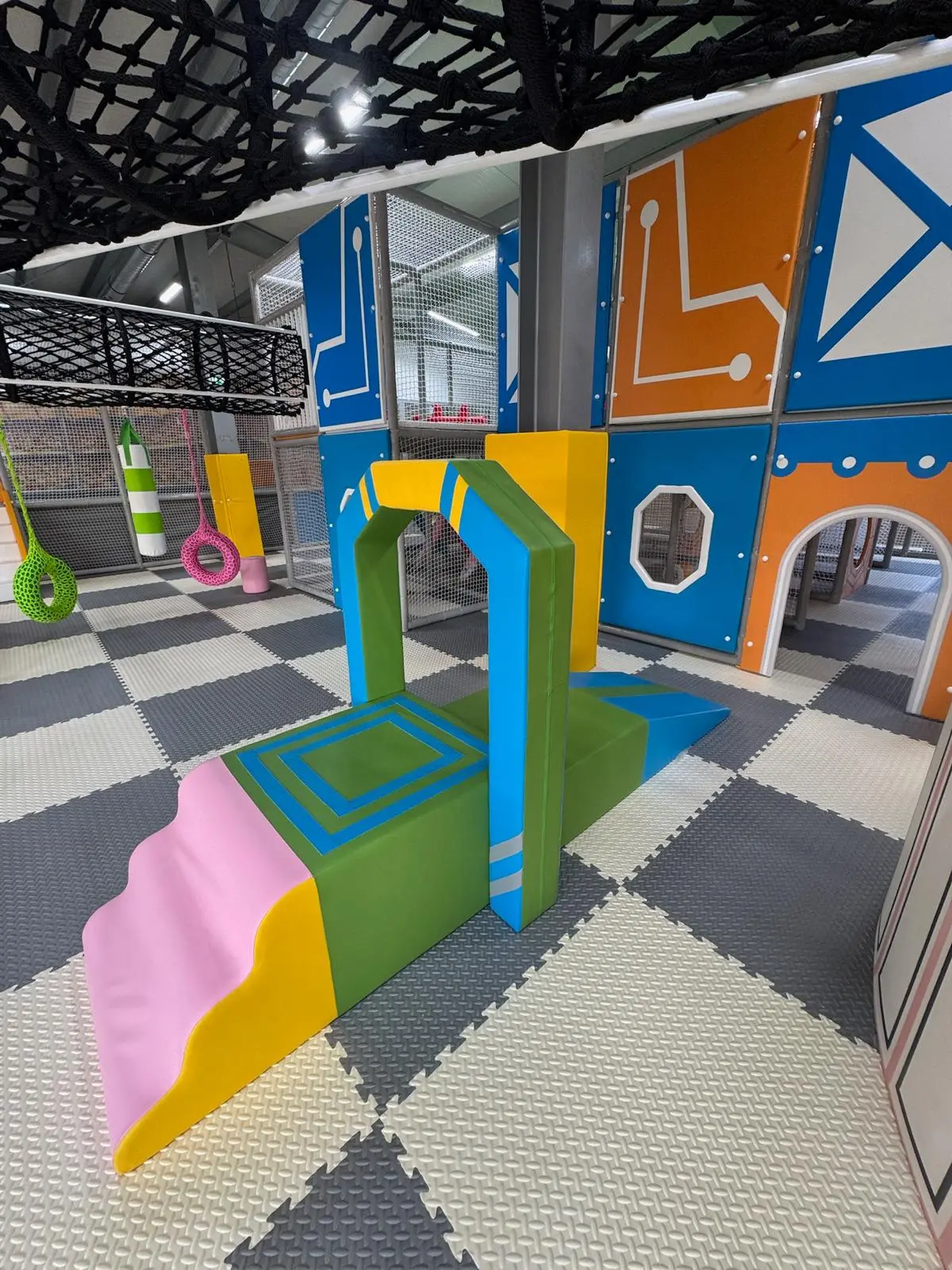 Zonă de joacă cu module moi colorate