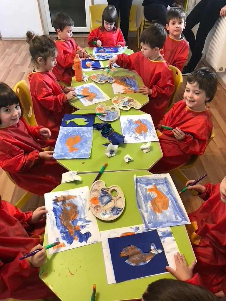 Grupă de copii pictând împreună la atelier